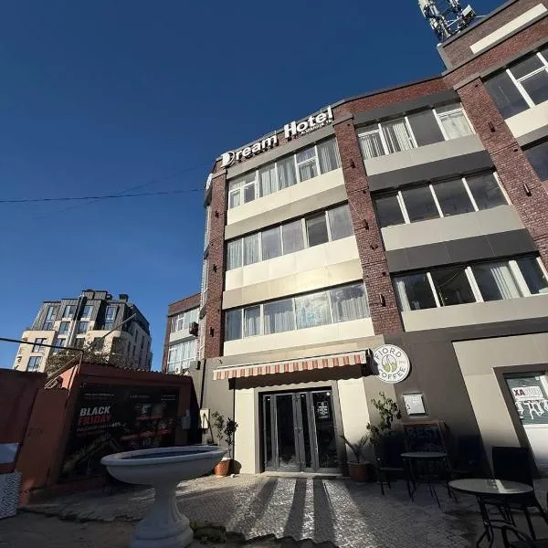 Equator Hostel，位于基希讷乌的酒店