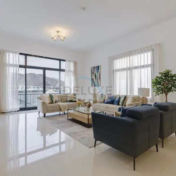 Coastal Escape with Private Pool, Breathtaking Sea And Mountain Views, Near Al Aqah Beach - Al Dana Island, Fujairah by Deluxe Holiday Homes，位于富查伊拉的酒店