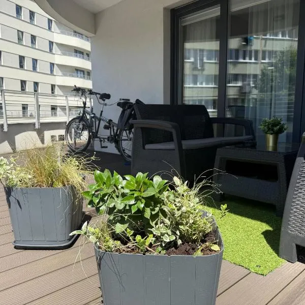Sun Towers EXspanse apartament 3 pokoje z parkingiem i tarasem，位于斯维诺乌伊希切的酒店