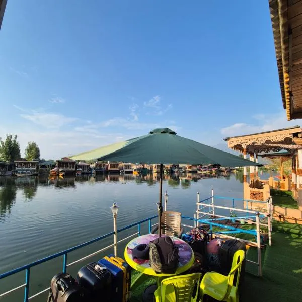 Houseboat Young Life，位于斯利那加的酒店