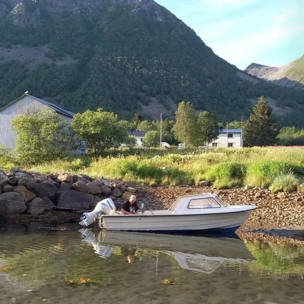 Fishermens House, romslig ferieleilighet nær sjøen Medby Senja，位于Senja的酒店