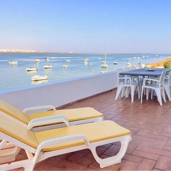Beach House on Faro Island with a Dreamy Terrace and 7 Beds for the Perfect Escape，位于法鲁的酒店