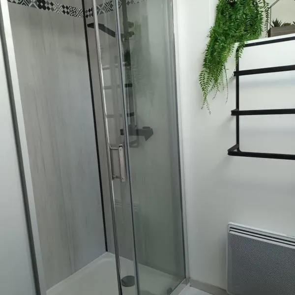 Chez Zabou chambre nature，位于Sainte-Suzanne的酒店