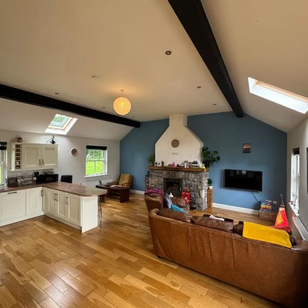 The Rose & Pearl Retreat，位于Ballintober的酒店