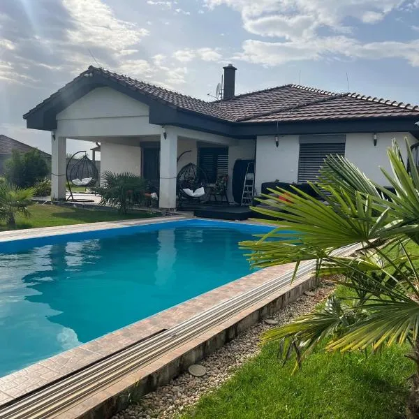 5 izbový samostatný stojaci rodinný dom s podkrovím a veľkou záhradou so sezónnym bazénom, celoročnou saunou a vírivkou, privátny wellness，位于Topoľníky的酒店