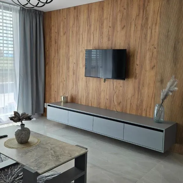 Moderný 3 - spálňový apartmán s veľkou terasou，位于Bobrov的酒店