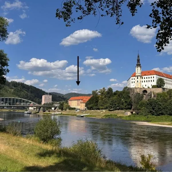 Podzámčí - útulný byt na nábřeží pod zámkem，位于德辛的酒店
