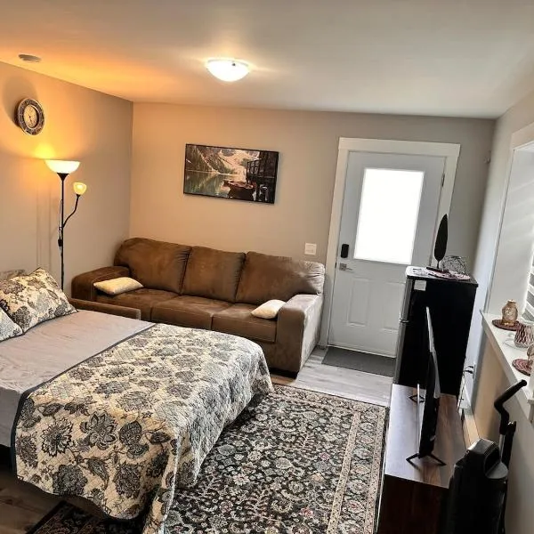 East Coast Cozy by Wastis-Easy Hwy, City & Airport Access plus Free Parking，位于Lower Sackville的酒店