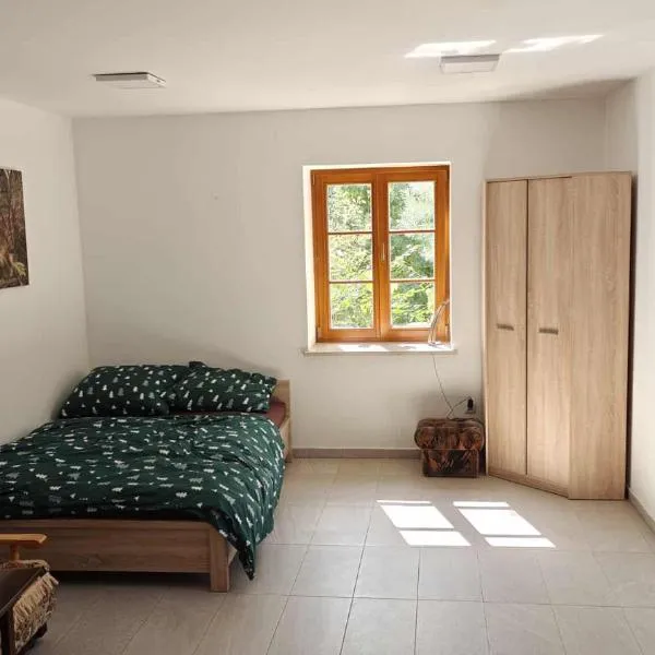 Pasieka Miody Gór Opawskich，位于Dobiesźow的酒店