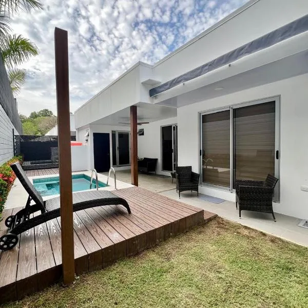 Entire home with Private Pool - Coralita in Jaco, gated community, walking distance to Jaco Beach，位于雅科的酒店