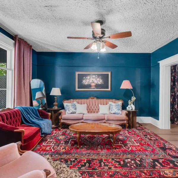 La Maison Victoria - Beautiful 4BR House Downtown Moncton，位于蒙克顿的酒店