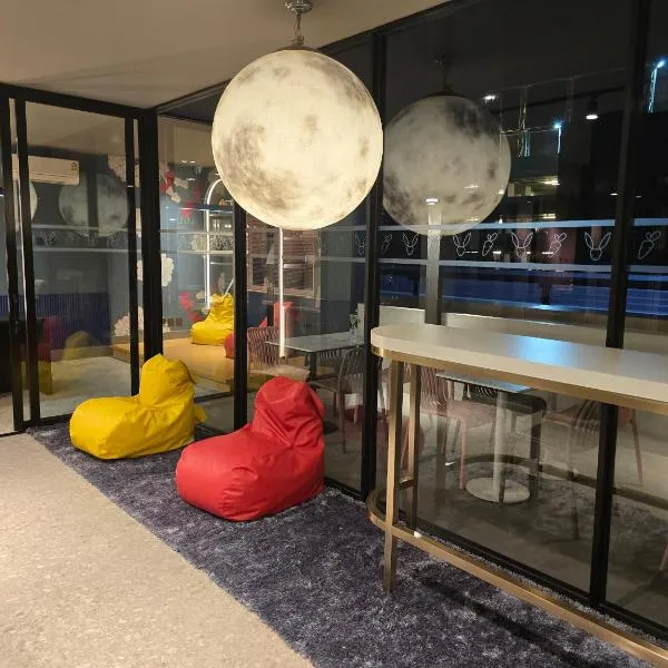 ARNI HER Ladies Hotel - Female Only，位于曼谷的酒店