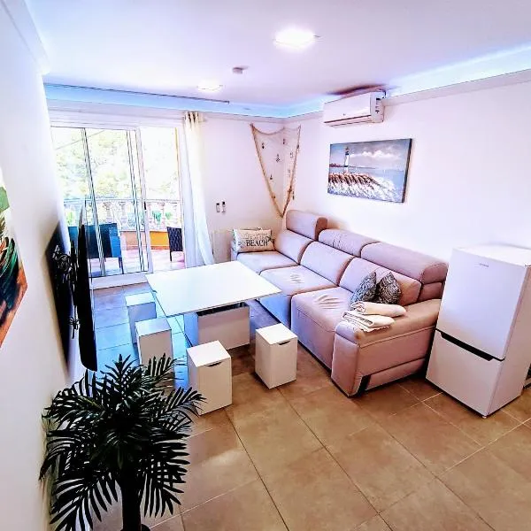 Family Suite with Terrace Garden，位于卡拉费尔的酒店