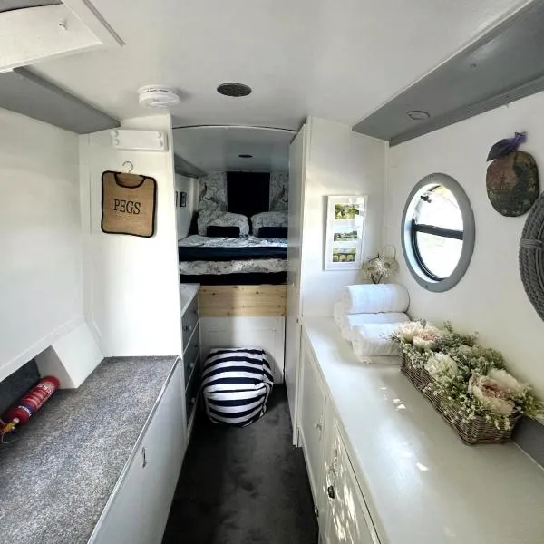 BrightOwl Waterside Narrowboat Cottage Experience，位于Thorpe的酒店