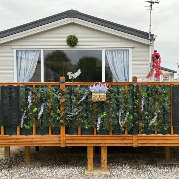 Andreas Riverside Retreat at 7 Lakes Country Park，位于Crowle的酒店