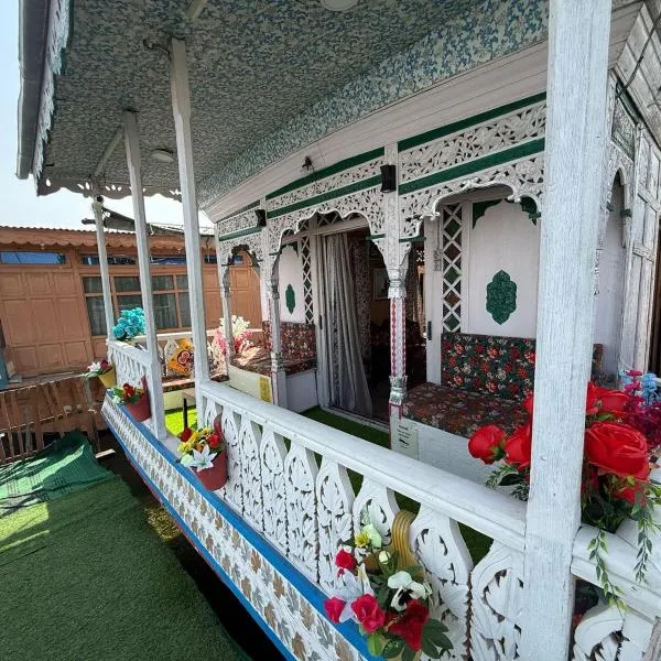 Houseboat Lakeview Retreat，位于斯利那加的酒店