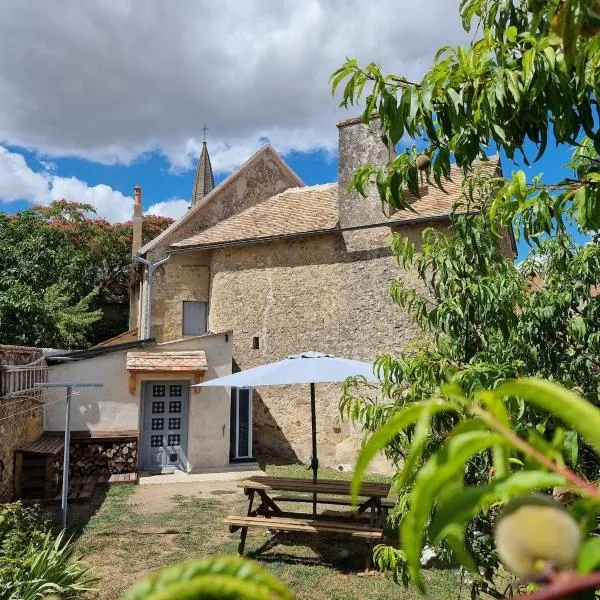 Charming, French village house, renovated in 2025, available tonight !，位于Fyé的酒店