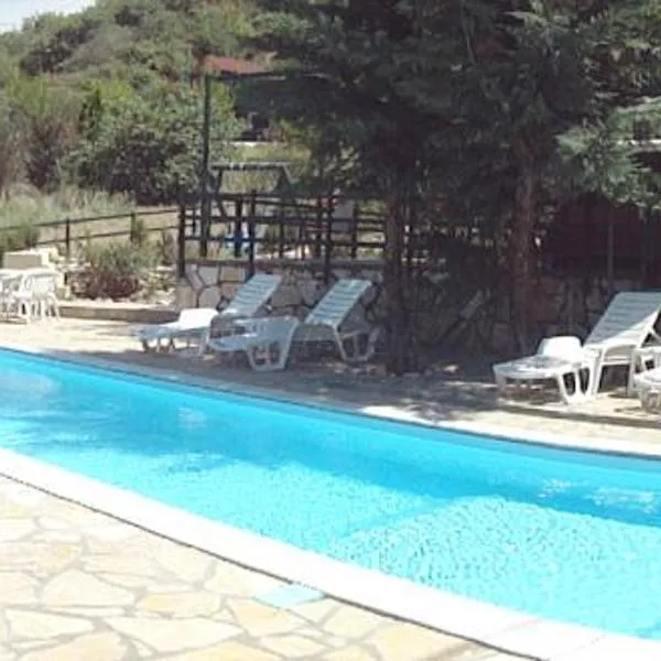 Zeus-Village οικισμός φινλανδικών chalet με πισίνα，位于Mólos的酒店