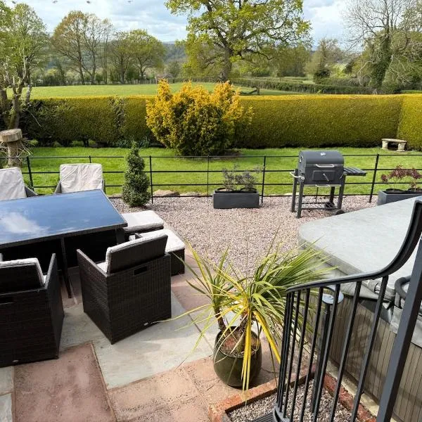 Garden cottage at The Glebe，位于Bayton的酒店