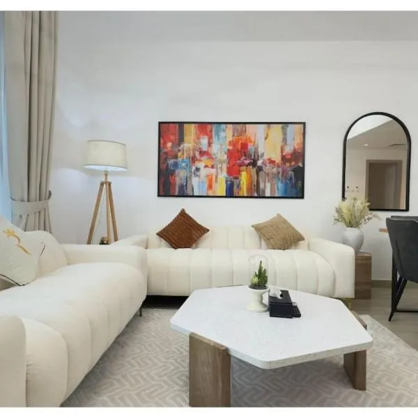 Yas Vista 2BR - Spacious Apartment with Pool & Balcony Near Yas Mall & Marina，位于阿布扎比的酒店