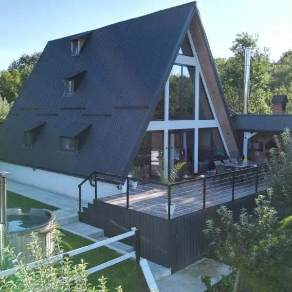 Cabana Serenity - A-frame，位于Pucheni的酒店