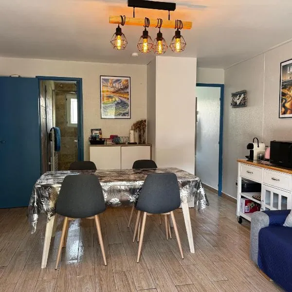 Maisonnette au calme, T3, 6 pers résidence avec piscine et wifi privée proche lac et océan，位于苏斯通的酒店