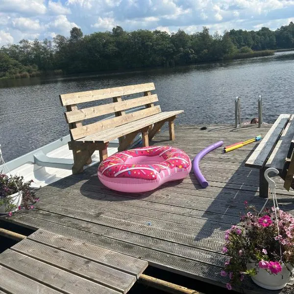 Lake cottage with private pier，位于Bälinge的酒店