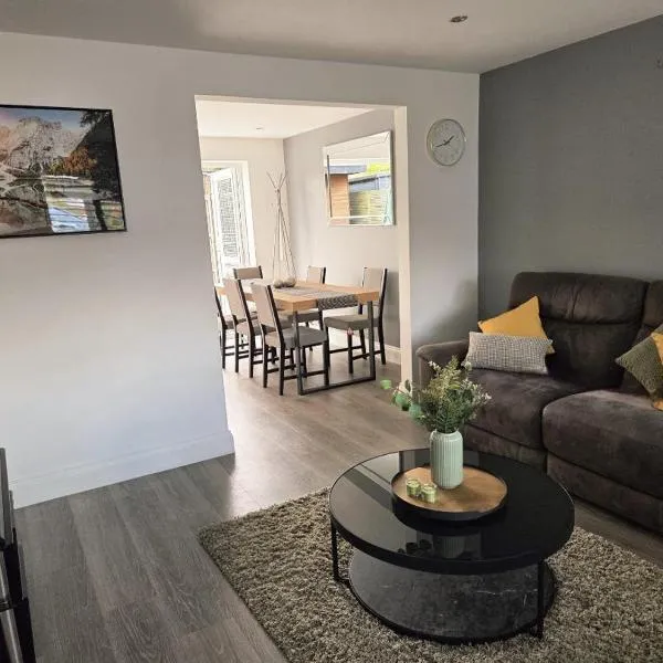 Modern 3-bedroom House - Free Parking - Ideal for Families and Groups，位于Roffey的酒店