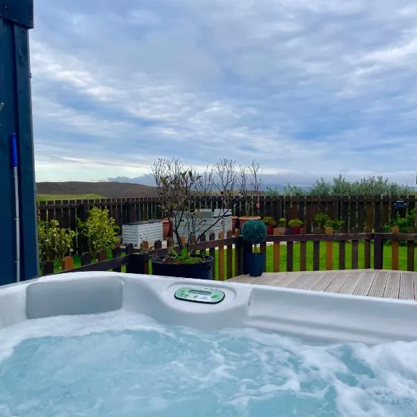 Switha - Luxury home in Stromness, Orkney with outstanding views and hot tub，位于奥克尼的酒店