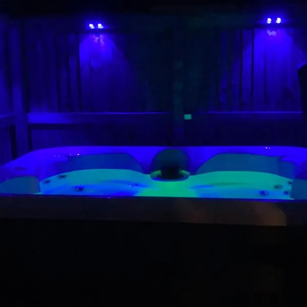 Romantic Country Cottage with Private Hot Tub，位于Rowde的酒店