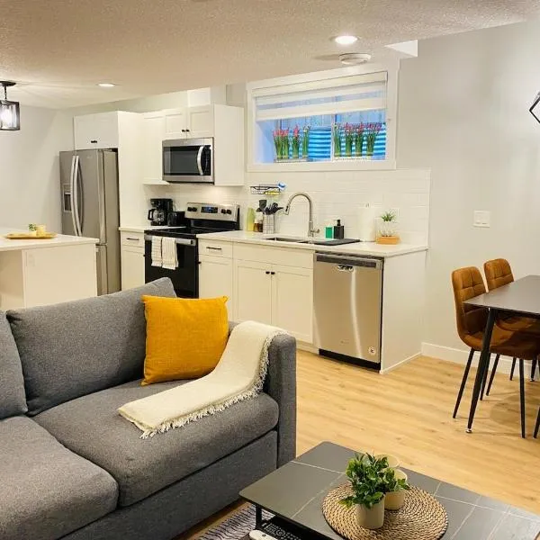The Private Central Edmonton Suite - Comfortable & Fully-Equipped Basement Suite，位于埃德蒙顿的酒店