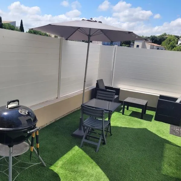 logement indépendant avec terrasse "Les Mésanges"，位于瑞维尼亚克的酒店