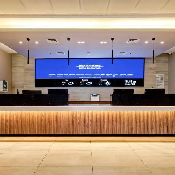Wyndham Santiago Aeropuerto，位于圣地亚哥的酒店