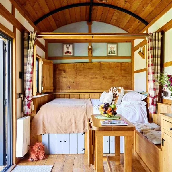 The Flying Scotsman Shepherd's Hut with Hot Tub，位于布雷肯的酒店