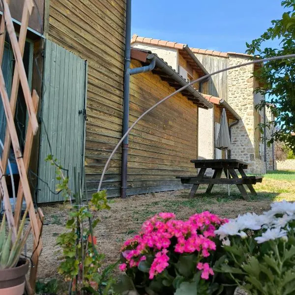 Appartements indépendants dans chalet en Auvergne，位于Chomelix的酒店