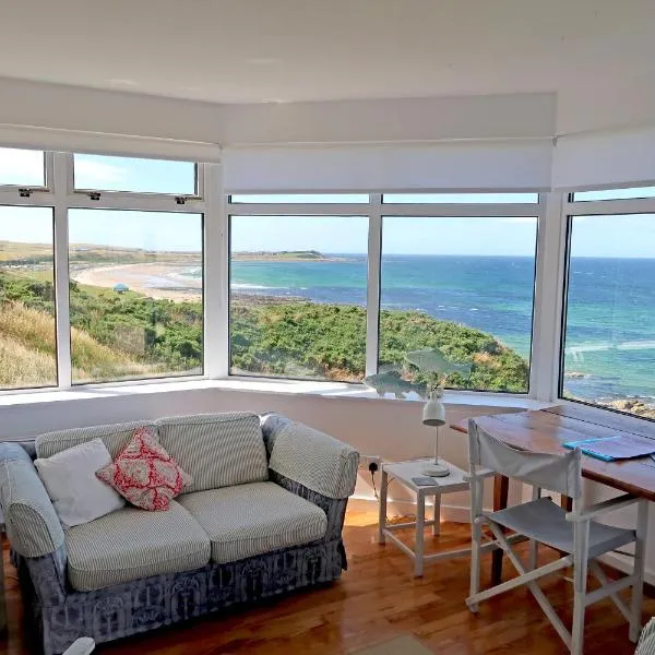 Bright comfy home, sea views and big skies，位于班夫的酒店
