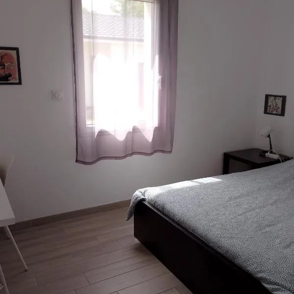 Chambre avec salle de bain et WC privés，位于Saint-Martin-la-Rivière的酒店