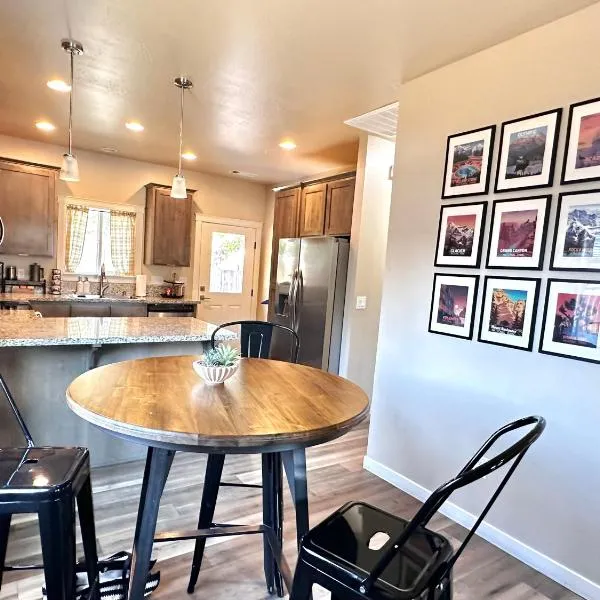 Charming 2BR Cottage Near Freeway-Cul-de-sac，位于梅德福的酒店