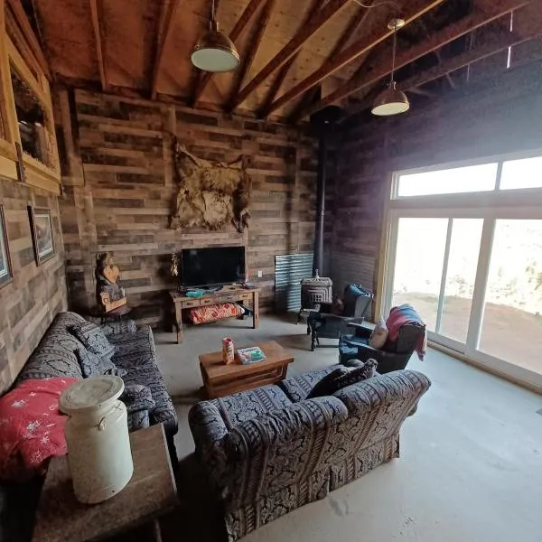 Mountain Top Barn retreat with View，位于Bodfish的酒店