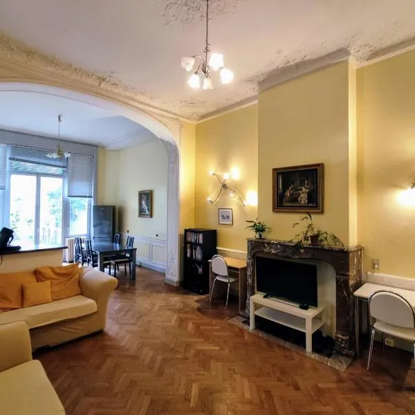 Bright 1BR with terrace near Montgomery，位于布鲁塞尔的酒店