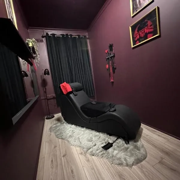 Adult only, fetish retreat play space，位于Ifield的酒店