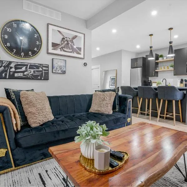 Sleek Brand New 1 Bedroom Condo - Downtown Luxury!，位于查塔姆的酒店