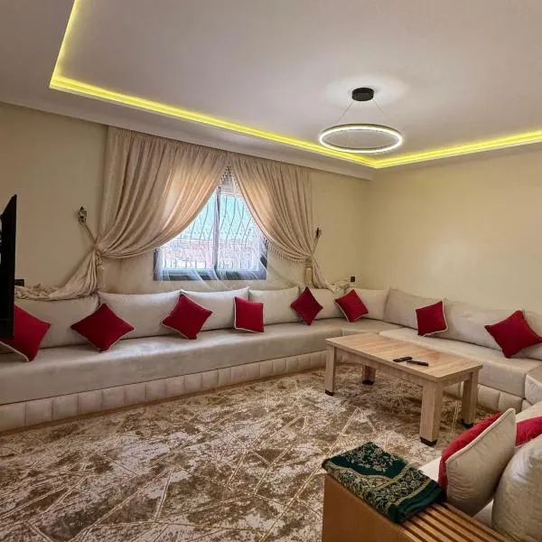 Cozy Bright Family Apartment Near City Center，位于Tagadirt的酒店