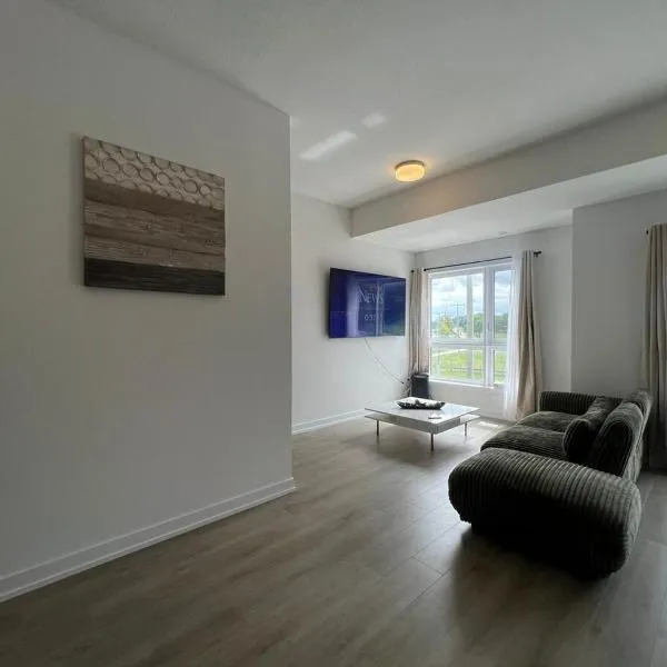 Stylish 2-Story Condo with Balcony，位于基奇纳的酒店