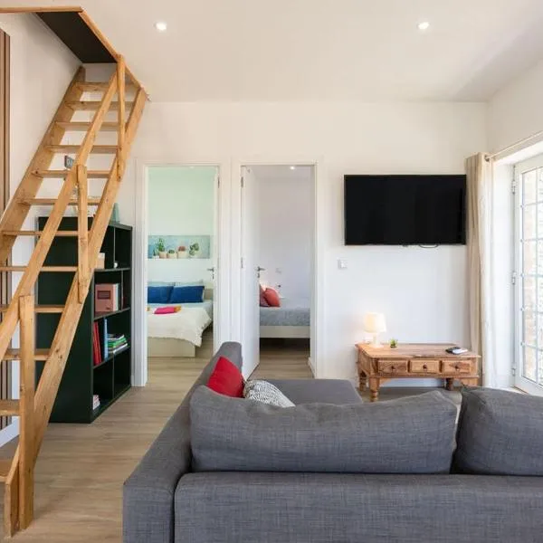 Beach House - Terrace sea sunset，位于拉布鲁吉的酒店