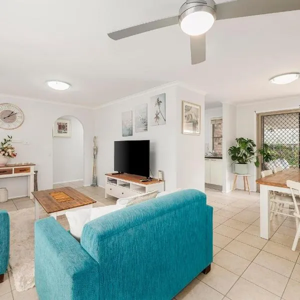 Pet friendly Gold Coast holiday home, Sleeps 7, 10min walk to 'Wet n Wild'，位于黄金海岸的酒店