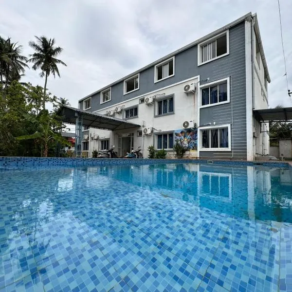 SS Grand with swimming pool，位于蓬蒂切里的酒店