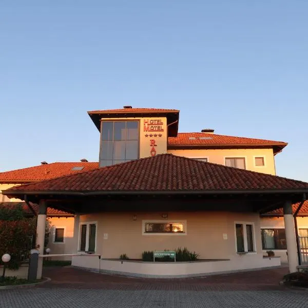 Raya Hotel，位于Tribiano的酒店