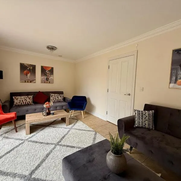 Spacious 5BR, Cheltenham Town centre, inc parking，位于切尔滕纳姆的酒店