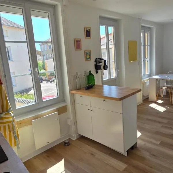 Plein cœur centre historique de Charlieu avec parking et garage vélo moto，位于沙尔略的酒店